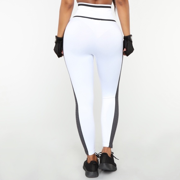 🆕COMPRESSION WHITE/BLACK STRIPED ACTIVE LEGGINGS - Picture 4 of 8